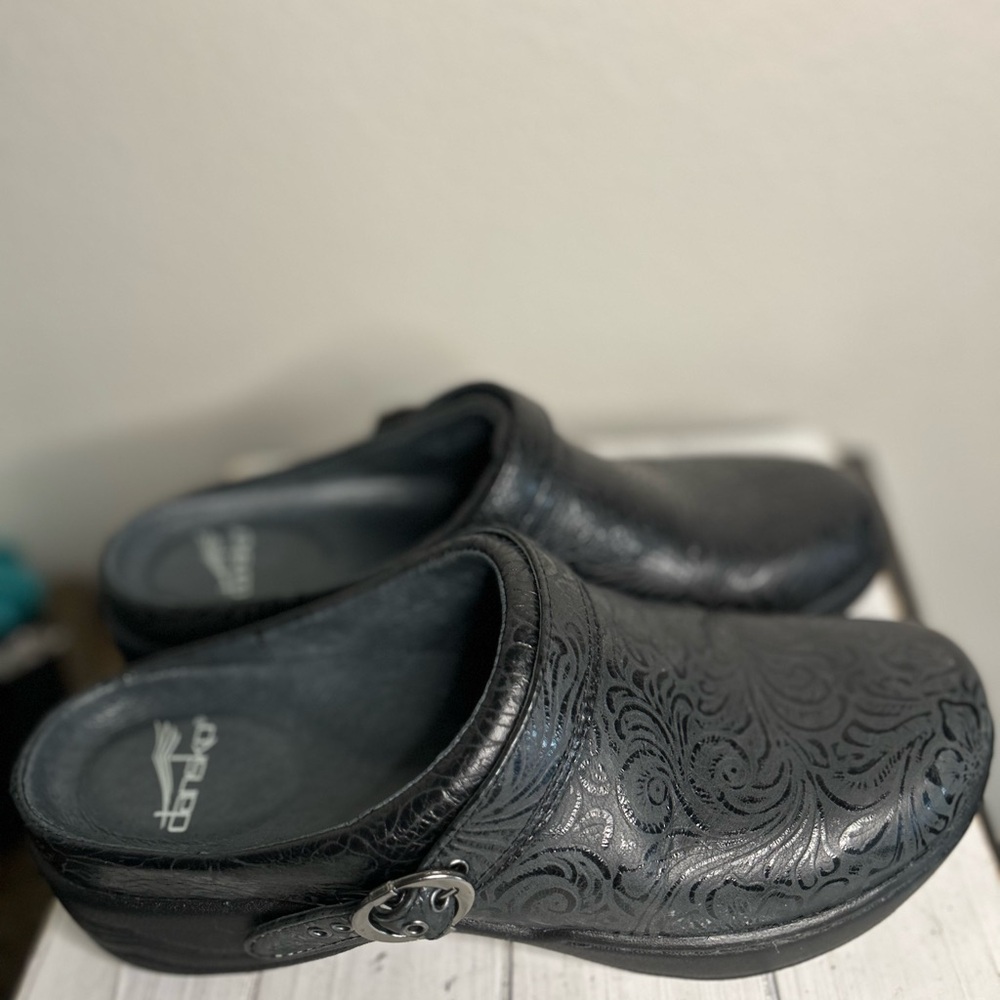 Dansko Black Embossed Leather Clogs Sz 39 EU 8.5-9 US - Picture 3 of 6